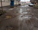 Дорога во дворе домов по улице Еременко, 53-55 разбита в хлам и не ремонтировалась никогда