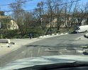 На проезжей части на ул. 8 Марта, в районе пересечения с ул. Чайковского, находится выбоина, не соответствующая требованиям ГОСТ Р 50597-2017. Пожалуйста, примите меры к ремонту дороги.