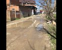 Огромные ямы в начале улицы Минская, огромные лужи и грязь которая стекает на тротуар где невозможно ходить детям в школу