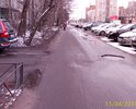 большая и глубокая яма на тротуаре у 3 подъезда д. 79 по Светлановскому пр.