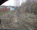 Покрытие отсутствует, ямы и строительный мусор. По сезону проезд невозможен.