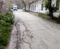 На данном участке ул.Вити Коробкова асфальто-бетонное покрытие более 10 лет назад было снято и участок был подготовлен к ремонту, однако на том работы и были закончены. Здесь находится детский сад, а тротуаров нет и по дороге ни проехать, ни пройти с коляской.