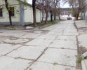Улица Поперечная начинается от Адмиральского бульвара (около 800 метров до центра города) и на участке от ул. Пименова до ул. Очаковской имеет покрытие из бетонных плит, которые от времени перекосило, а на других участках вообще нет твердого покрытия. За последние 30 лет (а может и более) никакого ремонта или благоустройства не проводилось.