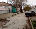 Улица Чехова начинается в самом центре города от здания "Крымтелекома" и ТЦ "Новый свет" с полного отсутствия дорожного покрытия. Около полугода назад ТЦ "Новый свет" наконец заасфальтировал парковку на 5-6(ха-ха-ха) авто. А дальше весь изрытый ямами асфальт. Только в р-не детской поликлиники (д. 15-21) более-менее приличное покрытие около 150 метров. А далее от дома 22 и до конца безобразное асфальто-бетонное покрытие, перекошенные или отсутствующие бордюры, горбатые и загаженные тротуары, а поэтому автомобили, автобусы (да, там еще и автобусы №2 ходят), пешеходы (в том числе и мамы с колясками) перемещаются вперемешку, уступая (или не...) друг другу. Стыд и позор властям!