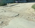 Дорога убитая в прямом смысле этого слова. Как сказал один таксист: "Эта дорога - стресс для автомобиля". Другого подъезда в наш микрорайон нет. Надежда только на ОНФ.
