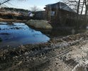 На дороге образовалась огромная и глубокая лужа, которую нужно выпустить в канавы, а канавы тоже полные воды, требуется их прокопать трактором, нет проезда спец машинам: скорой помощи и др., такси не соглашаются ехать дальше этой промоины, школьникам тоже проблемно перебираться через нее.