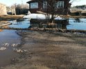 На дороге образовалась огромная и глубокая лужа, которую нужно выпустить в канавы, а канавы тоже полные воды, требуется их прокопать трактором, нет проезда спец машинам: скорой помощи и др., такси не соглашаются ехать дальше этой промоины, школьникам тоже проблемно перебираться через нее.