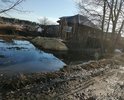 На дороге образовалась огромная и глубокая лужа, которую нужно выпустить в канавы, а канавы тоже полные воды, требуется их прокопать трактором, нет проезда спец машинам: скорой помощи и др., такси не соглашаются ехать дальше этой промоины, школьникам тоже проблемно перебираться через нее.