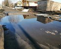 На дороге образовалась огромная и глубокая лужа, которую нужно выпустить в канавы, а канавы тоже полные воды, требуется их прокопать трактором, нет проезда спец машинам: скорой помощи и др., такси не соглашаются ехать дальше этой промоины, школьникам тоже проблемно перебираться через нее.