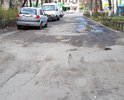Убитая дорога по улице Бузинова, не ремонтировалась лет 30, в одном месте наружу вышла булыжная мостовая