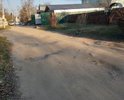 На участке от 11 до 23 дома по улице Раздоровская, Одинцовского района Московской области отсутствует асфальтовое покрытие, присутствуют ямы, нет ливневок - это создает аварийную ситуацию опасную для передвижения пешеходов, велосипедистов и автомобилей, особенно в дождливую погоду и затрудняет проезд машинам скорой помощи и аварийных служб.