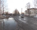 Каждый год разливается лужа от края до края дороги, а под водой - ямы
