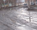 Каждый год разливается лужа от края до края дороги, а под водой - ямы