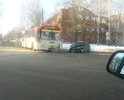 Нет светофора, поэтому автомобилисты иногда путаются! Нет знаков движения!