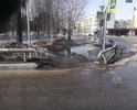 На протяжении не менее 5 лет, из года в год, во время "жидкой" воды, на тротуарах лужи и грязь, самая обыкновенная черная грязь. При укладке асфальта на проезжей части ни кто не позаботился поднять уровень тротуаров - вот и стекает все с проезжей части и газонов вниз.