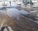 На протяжении не менее 5 лет, из года в год, во время "жидкой" воды, на тротуарах лужи и грязь, самая обыкновенная черная грязь. При укладке асфальта на проезжей части ни кто не позаботился поднять уровень тротуаров - вот и стекает все с проезжей части и газонов вниз.