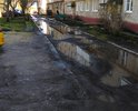 По адресу г.Новомосковск ул. Мира 9а проезд у многоквартирного жилого дома имеет множественные повреждения дорожного полотна, размеры повреждений явно превышают предельно допустимые значения в соответствии с требованиями ГОСТ Р 50597-93 "Автомобильные дороги ...". Данные повреждения после выпадения даже кратковременных осадков мгновенно заполняются водой, что делает невозможным проход пешеходов по указанному проезду к своим подъездам, т.к. многие повреждения занимают всю ширину этого проезда. Произведенная летом 2017 года частичная подсыпка повреждений неустановленным материалом (был похож на смесь грязи и шлака) только усугубила ситуацию, добавив к повреждениям полотна еще и грязь. Просьба произвести надлежащий ремонт проезда у дома по адресу Мира 9а и сообщить сроки его проведения.