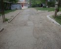 Участок дороги от дома по №65а по ул. Космонавта Комарова до дома №16 по ул. Украинская несколько лет назад разрыта при ремонте систем ЖКХ и не была заасфальтирована. В результате в дождливую погоду на дороге грязь от разрытой земли. Движущиеся автомобили не уступают дорогу пешеходам даже в зоне действия знака 5.21 "Жилая зона", вынуждая пешеходов двигаться по грунтовой обочине вдоль детского сада. Данное направление является единственным к ул. Космонавта Комарова. Дорога нуждается в ремонте асфальтового покрытия.