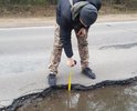 Порядка 20ти больших ям, некоторые уже широкие и 10 см глубины, некоторые очень глубокие, но еще узкие, пока колесо не провалится, но если они расширятся то будут очень опасны. Ямы находятся на участке в 5 км скоростного пустого шоссе, в ночное время будут очень опасны