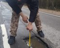 Порядка 20ти больших ям, некоторые уже широкие и 10 см глубины, некоторые очень глубокие, но еще узкие, пока колесо не провалится, но если они расширятся то будут очень опасны. Ямы находятся на участке в 5 км скоростного пустого шоссе, в ночное время будут очень опасны
