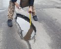 Порядка 20ти больших ям, некоторые уже широкие и 10 см глубины, некоторые очень глубокие, но еще узкие, пока колесо не провалится, но если они расширятся то будут очень опасны. Ямы находятся на участке в 5 км скоростного пустого шоссе, в ночное время будут очень опасны