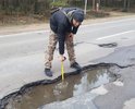 Порядка 20ти больших ям, некоторые уже широкие и 10 см глубины, некоторые очень глубокие, но еще узкие, пока колесо не провалится, но если они расширятся то будут очень опасны. Ямы находятся на участке в 5 км скоростного пустого шоссе, в ночное время будут очень опасны