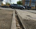 На дороге находятся не разобранные ЖД пути, которые уже продолжительное время не были замечены в работе. Проехать, их, без серьёзной тряски в салоне авто, можно только на скорости менее 30км\ч и это на основном въезде в город. Если же дорога находится в пользовании, то просьба привести переезд в хорошее состояние. Если же она более не востребована, то разобрать и выровнять дорожное полотно. Проблема в оба направления.