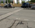 На дороге находятся не разобранные ЖД пути, которые уже продолжительное время не были замечены в работе. Проехать, их, без серьёзной тряски в салоне авто, можно только на скорости менее 30км\ч и это на основном въезде в город. Если же дорога находится в пользовании, то просьба привести переезд в хорошее состояние. Если же она более не востребована, то разобрать и выровнять дорожное полотно. Проблема в оба направления.