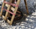 Проблема не решена с зимы 2019 г., а отмечен участок как "отремонтировано", но новый люк только уложен и зафиксирован штырём, не приварен и не забетонирован, следующей зимой ситуация может повториться, его снова сдвинут и он рухнет в колодезную яму при чистке дороги от снега.