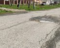 Участок дороги К. Маркса усеян ямами, глубиной 150 мм, расположенных в шахматном порядке, то есть их не миновать двигаясь на машине, при этом нет тротуара, пешеходы, а в летнее время это большинство садоводов, двигаются по проезжей части. Водители вынуждены маневрировать между ямами, пешеходами и встречным транспортом.
К тому же люк, расположенный возле обочины, поставленный в зимний период 2019 года, не закреплён должным образом, на штырь с одной из сторон, сверху была поставлена распорка с сигнализирующей опасность лентой.