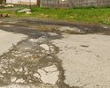 Участок дороги К. Маркса усеян ямами, глубиной 150 мм, расположенных в шахматном порядке, то есть их не миновать двигаясь на машине, при этом нет тротуара, пешеходы, а в летнее время это большинство садоводов, двигаются по проезжей части. Водители вынуждены маневрировать между ямами, пешеходами и встречным транспортом.
К тому же люк, расположенный возле обочины, поставленный в зимний период 2019 года, не закреплён должным образом, на штырь с одной из сторон, сверху была поставлена распорка с сигнализирующей опасность лентой.