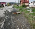 Проблема не решена с зимы 2019 г., а отмечен участок как "отремонтировано", но новый люк только уложен и зафиксирован штырём, не приварен и не забетонирован, следующей зимой ситуация может повториться, его снова сдвинут и он рухнет в колодезную яму при чистке дороги от снега.