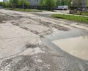 Участок дороги К. Маркса усеян ямами, глубиной 150 мм, расположенных в шахматном порядке, то есть их не миновать двигаясь на машине, при этом нет тротуара, пешеходы, а в летнее время это большинство садоводов, двигаются по проезжей части. Водители вынуждены маневрировать между ямами, пешеходами и встречным транспортом.
К тому же люк, расположенный возле обочины, поставленный в зимний период 2019 года, не закреплён должным образом, на штырь с одной из сторон, сверху была поставлена распорка с сигнализирующей опасность лентой.