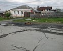 Проблема не решена с зимы 2019 г., а отмечен участок как "отремонтировано", но новый люк только уложен и зафиксирован штырём, не приварен и не забетонирован, следующей зимой ситуация может повториться, его снова сдвинут и он рухнет в колодезную яму при чистке дороги от снега.