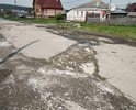 Проблема не решена с зимы 2019 г., а отмечен участок как "отремонтировано", но новый люк только уложен и зафиксирован штырём, не приварен и не забетонирован, следующей зимой ситуация может повториться, его снова сдвинут и он рухнет в колодезную яму при чистке дороги от снега.