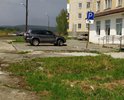 Дорога не ремонтировалась ни разу, с момента постройки жилых многоквартирных домов, хотя здесь и выезд из дворов, и единственный подъезд к школе, и МФЦ. Местами глубина ям достигает 200 мм.