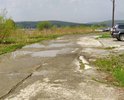 Дорога не ремонтировалась ни разу, с момента постройки жилых многоквартирных домов, хотя здесь и выезд из дворов, и единственный подъезд к школе, и МФЦ. Местами глубина ям достигает 200 мм.