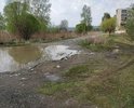 Дорога не ремонтировалась ни разу, с момента постройки жилых многоквартирных домов, хотя здесь и выезд из дворов, и единственный подъезд к школе, и МФЦ. Местами глубина ям достигает 200 мм.
