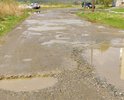 Дорога не ремонтировалась ни разу, с момента постройки жилых многоквартирных домов, хотя здесь и выезд из дворов, и единственный подъезд к школе, и МФЦ. Местами глубина ям достигает 200 мм.