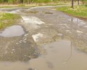 Дорога не ремонтировалась ни разу, с момента постройки жилых многоквартирных домов, хотя здесь и выезд из дворов, и единственный подъезд к школе, и МФЦ. Местами глубина ям достигает 200 мм.