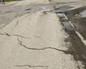 Участок дороги не чистят от зимней антигололёдной посыпки, вся грязь сбивается к обочине, забивая ливневые каналы, местами уже сужается дорога и затягивается травой, средний уровень грязи 100 мм, клубы пыли поднимаемые проезжающим транспортом мешают нормальной жизни людям близ расположенных домов и людям находящимся на детско площадке и аллее, при этом улица хорошо обозрима с центральной улицы и от памятника П.П. Бажову, что является культурным достоянием Урала и посещаемым местом как местными жителями, так и гостями города.