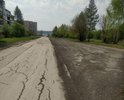 Участок дороги не чистят от зимней антигололёдной посыпки, вся грязь сбивается к обочине, забивая ливневые каналы, местами уже сужается дорога и затягивается травой, средний уровень грязи 100 мм, клубы пыли поднимаемые проезжающим транспортом мешают нормальной жизни людям близ расположенных домов и людям находящимся на детско площадке и аллее, при этом улица хорошо обозрима с центральной улицы и от памятника П.П. Бажову, что является культурным достоянием Урала и посещаемым местом как местными жителями, так и гостями города.