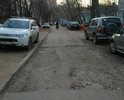 Дорога находится в ненадлежащем состоянии в течении 2 лет, на небольшом участке длинной прим в 100 метров находится две большие ямы с размерами 3*5 метров и глубиной от 0,1 до 0,2 метра. Местная администрация, в лице Начальника управления дорог, благоустройства и экологии Студеникина ИЕ на неоднократные запросы, с ноября 2017, о ремонте дороги и тротуара, присылает отписки, где по разному указывает и статус дороги; то дворовый проезд, то местного значения, цитата "на бдд не влияет", фактических действий по исправлению ситуации на участке дороги от ул Нестеренко 20 до ул Папанина 8 не производится.