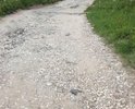 Отсутствует асфальтное покрытие. Самодельное, насыпное подобие  дороги. Улица находить возле оврага и другой дороги нет. Если скорая и прочие службы не отказывают, то такси на эту улицу не ездит летом -в дождь, а также зимой, весной и осенью!!!! По этой дороге не возможно не только ездить (легковая машина проедет только летом), но и ходить (дети травмируются)