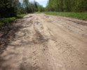 Дорога межмуниципального значения, 28 ОП МЗ 28Н-1448, 3 класс, Трофимково - Козловцы – Дрыгомо, в т.ч.  («Трофимково-Козловцы» - 3,3 км – асфальтовое покрытие, «Козловцы - Дрыгома» - 8 км – гравийный участок дороги).

Участок дороги: "дер. Дрыгома - дер. Выставка"

======================================
Не забывайте и не жадничайте поддерживать наши селижаровские дороги,

в частности,

https://dorogi-onf.ru/problem/55397/.

Больше голосов за районные проблемные участки - больше вероятность ремонта районных дорог!

============================
Состояние: 
1. Лопнули две мостовые трубы с образованием проломов. 
2. Гравийная дорога в своём продолжении имеет колеи, выбоины, волны, пластические дефекты (сдвиги, наплывы, гребенка).

=========================
Описание: После выезда из деревни Козловцы в сторону Дрыгомы – асфальт заканчивается и начинается грунтовая дорога. Гористая и интересная. Одно удовольствие на велике катиться от телецентра с горушки… Но ездить может только тот, кто знает дороги. Три холма и вот у поворота на дер. Горицы одна из самых важных и древних достопримечательностей в окрестных местах – необычайно глубокая, наглая и самодовольная лужа, непересыхающая даже в засуху к зависти протекающего рядом с дорогой ручья. Скорее всего, она прописалась там после разрыва снаряда в какую-то давнюю войну – кто ж теперь знает, да и она сама, наверное, не помнит… Затем, по ходу движения, после поворота на Горицы и Пронино, начала бывшей деревни Выставки идут колеи, в солнечную погоду мирно дремлющие в тени деревьев, но в дождь злобно прячущие свои истинные зловещие планы и мечты под лужами, обнажая свою вязкую, гадкую суть и зловредные планы лишь тогда, когда представится возможность заключить в свои крепкие и нежные объятия  очередное самоуверенное и неопытное колесо.