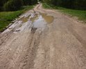Дорога межмуниципального значения, 28 ОП МЗ 28Н-1448, 3 класс, Трофимково - Козловцы – Дрыгомо, в т.ч.  («Трофимково-Козловцы» - 3,3 км – асфальтовое покрытие, «Козловцы - Дрыгома» - 8 км – гравийный участок дороги).

Участок дороги: "дер. Козловцы - дер. Выставка"

======================================
Не забывайте и не жадничайте поддерживать наши селижаровские дороги:

в частности,

https://dorogi-onf.ru/problem/55397/.

Больше голосов за районные проблемные участки - больше вероятность ремонта районных дорог!

============================
Состояние: 
1. Лопнули две мостовые трубы с образованием проломов. 
2. Гравийная дорога в своём продолжении имеет колеи, выбоины, волны, пластические дефекты (сдвиги, наплывы, гребенка).
3. Участок дороги «Козловцы-Выставка» (частично) – ненормативная ширина дороги, разрастание древесной растительности по обочинам, зарастание дороги, привели к сужению пространства и оставлению возможности лишь одностороннего проезда транспорта.
=========================

Описание: После выезда из деревни Козловцы в сторону Дрыгомы – асфальт заканчивается и начинается грунтовая дорога. Гористая и интересная. Одно удовольствие на велике катиться от телецентра с горушки… Но ездить может только тот, кто знает дороги. Три холма и вот у поворота на дер. Горицы одна из самых важных и древних достопримечательностей в окрестных местах – необычайно глубокая, наглая и самодовольная лужа, непересыхающая даже в засуху к зависти протекающего рядом с дорогой ручья. Скорее всего, она прописалась там после разрыва снаряда в какую-то давнюю войну – кто ж теперь знает, да и она сама, наверное, не помнит… Затем, по ходу движения, после поворота на Горицы и Пронино, начала бывшей деревни Выставки идут колеи, в солнечную погоду мирно дремлющие в тени деревьев, но в дождь злобно прячущие свои истинные зловещие планы и мечты под лужами, обнажая свою вязкую, гадкую суть и зловредные планы лишь тогда, когда представится возможность заключить в свои крепкие и нежные объятия  очередное самоуверенное и неопытное колесо.