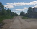 Разбитая дорога в деревне Старое Аннино Петушинский район Владимирская область. Въезд в деревню с асфальтовой дороги рядом с продуктовым магазином"Аннинский" из бетонных плит от времени вывернутых в разные стороны. На легковой машине трудно проехать. Далее в новой части деревни вообще дорога из песка и после дождя либо после зимы, вообще проехать нет возможности.