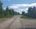 Разбитая дорога в деревне Старое Аннино Петушинский район Владимирская область. Въезд в деревню с асфальтовой дороги рядом с продуктовым магазином"Аннинский" из бетонных плит от времени вывернутых в разные стороны. На легковой машине трудно проехать. Далее в новой части деревни вообще дорога из песка и после дождя либо после зимы, вообще проехать нет возможности.