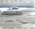 Огромные ямы создают аварийную ситуацию. На повороте автомобили вынуждены поворачивать по встречной полосе из-за ямы-КРАТЕРА!