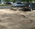 Вдоль домов Гагарина 14 и Гагарина 8 одни ямы